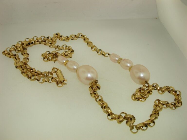 Vintage 1980s gold-tone faux pearl necklace with graduated pearls and intricate chain links.