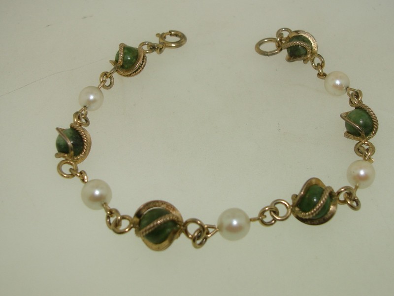 Vintage 1960s gold-filled pearl and jade bead bracelet