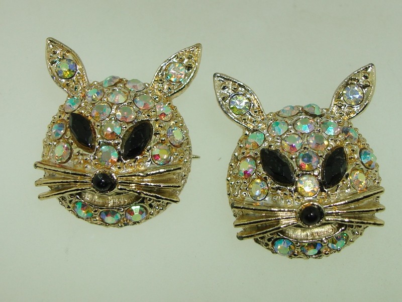 Pair of vintage 1970s gold-tone cat scatter pins with Aurora Borealis rhinestones