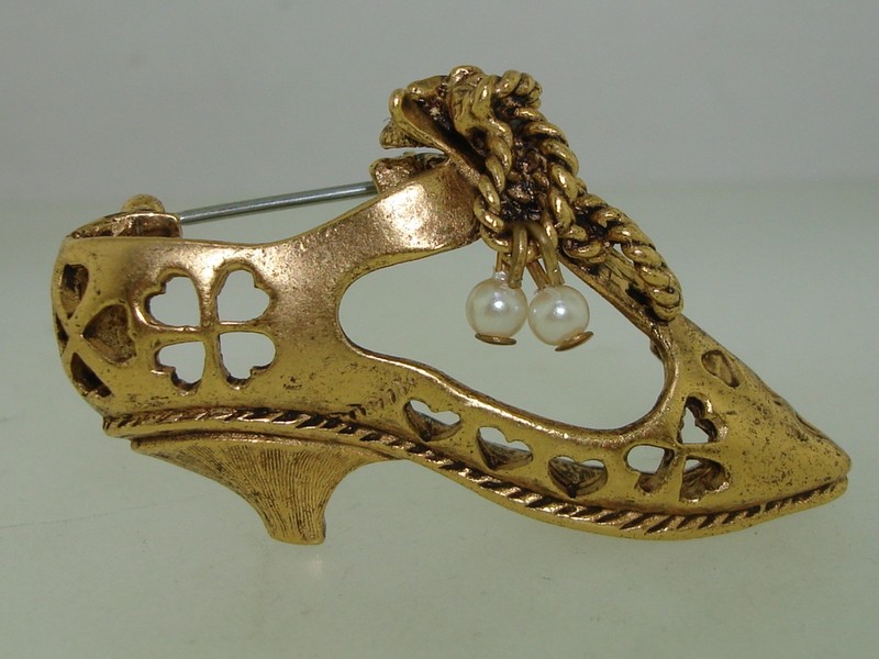 Gold-tone French heeled slipper pin with pearls