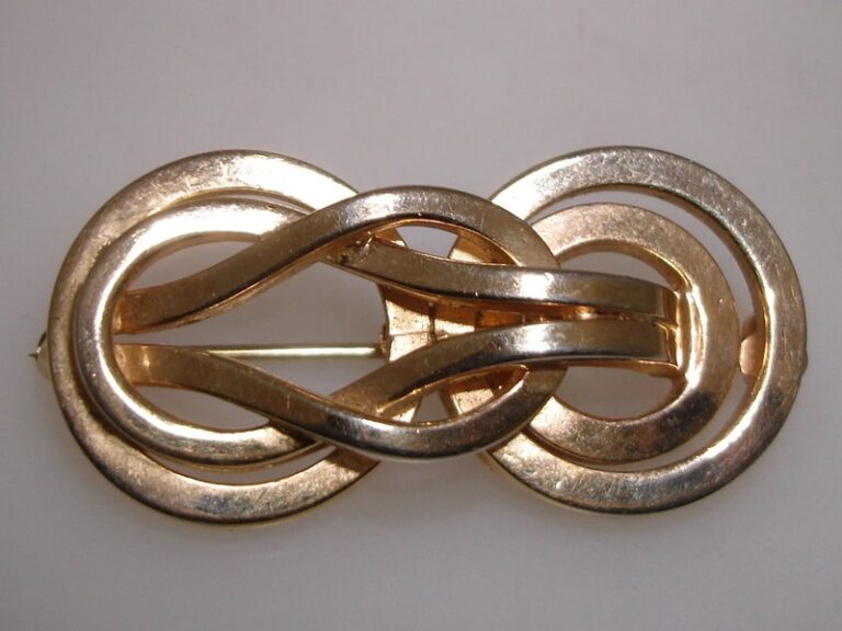 Vintage 1940s gold tone intertwined circles pin by Barclay, signed and exquisite.