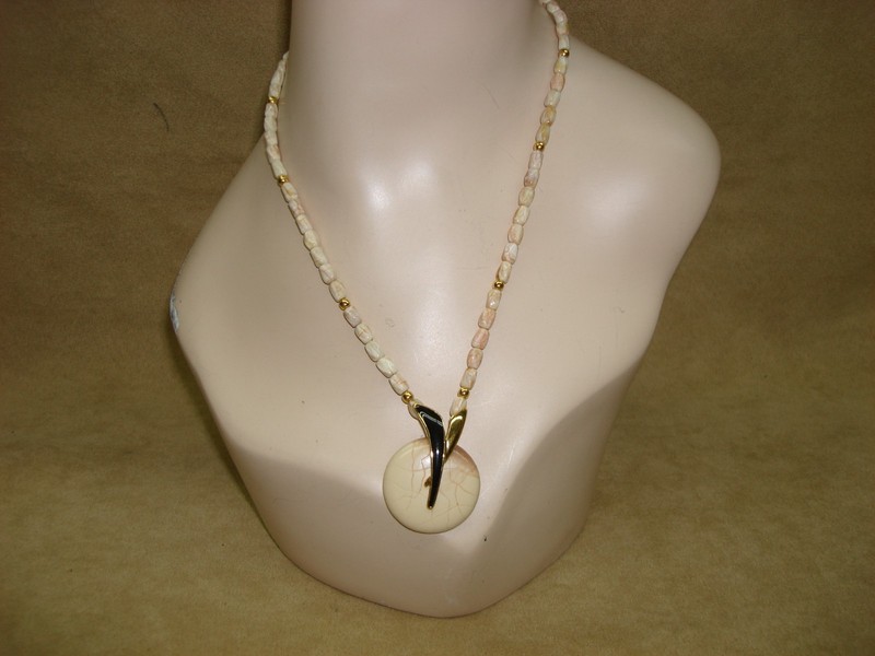 Vintage 1970s Monet faux stone and enamel pendant necklace