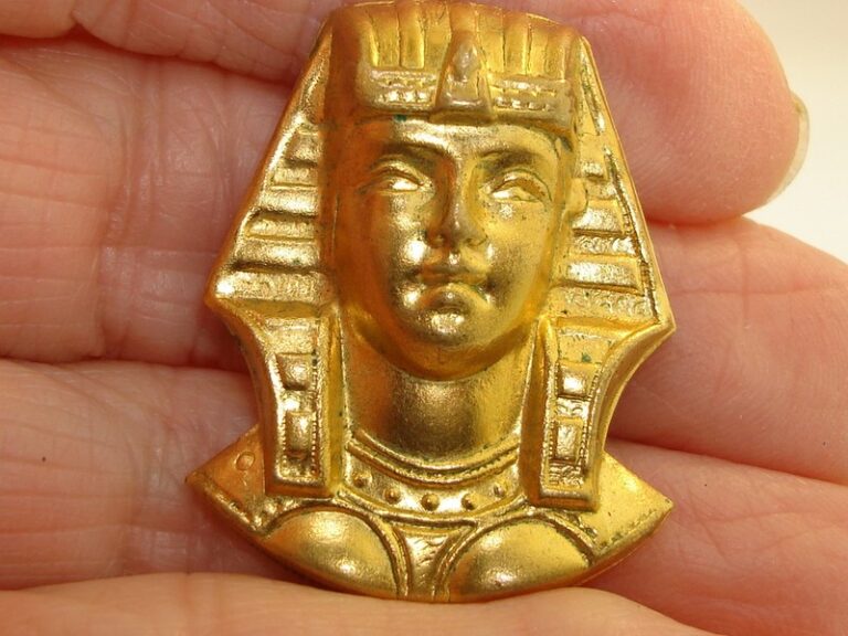 Vintage gold-plated Egyptian Pharaoh hat pin