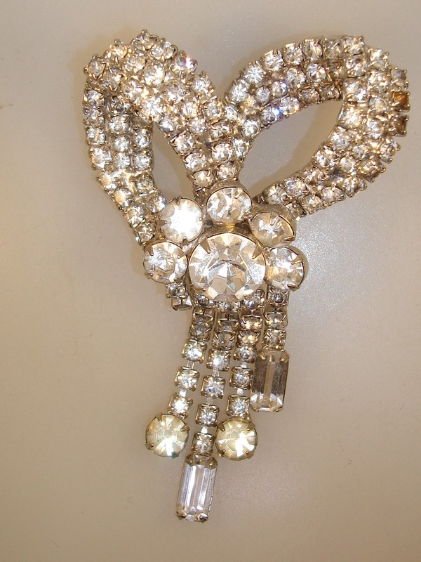 Vintage 1950s-60s silver sparkling bow brooch pin with rhinestone and dangling design