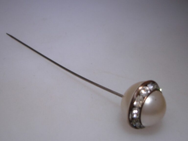 Vintage Art Deco stick pin with faux pearl and rhinestones