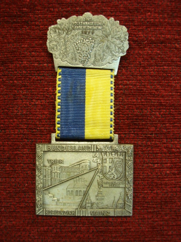 Vintage 1978 German Hiking Medal commemorating the 2.INT. VOLKSWANDERUNG LANGENLONSHEIM event.