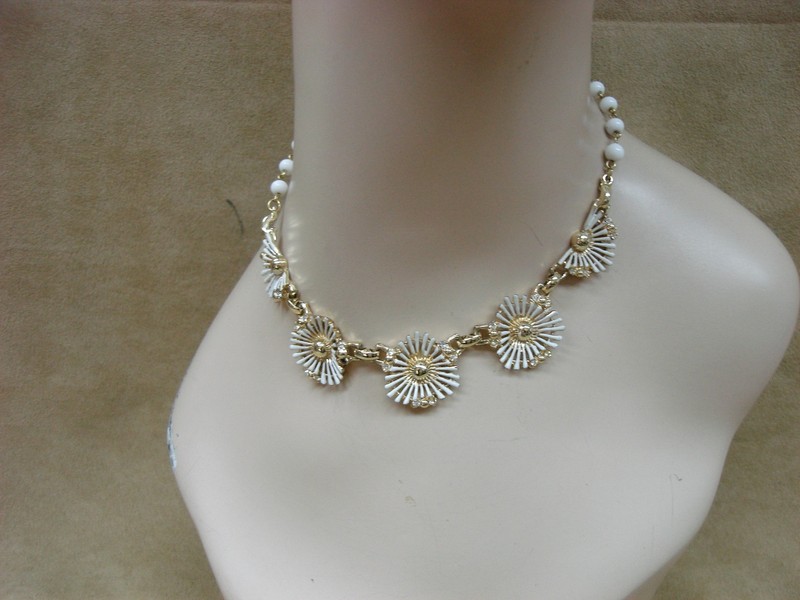 Vintage 1940s-50s white enamel sunflower choker necklace