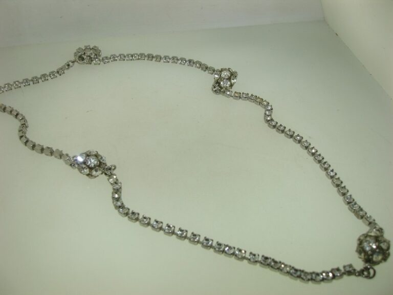 Vintage 1940s rhinestone necklace with foiled design