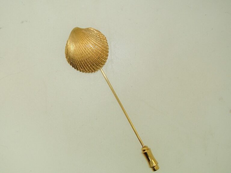Vintage 1960s Crown Trifari seashell stick pin in gold tone