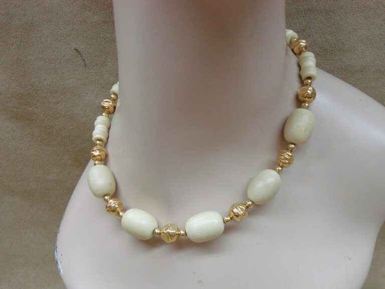Vintage 1970s Napier gold-tone and creme bead choker necklace
