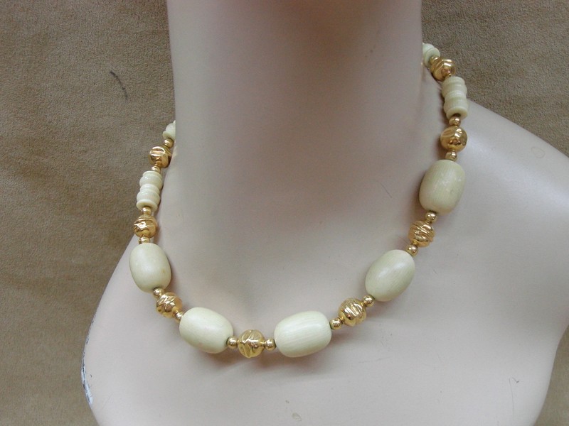 Vintage 1970s Napier gold-tone and creme bead choker necklace