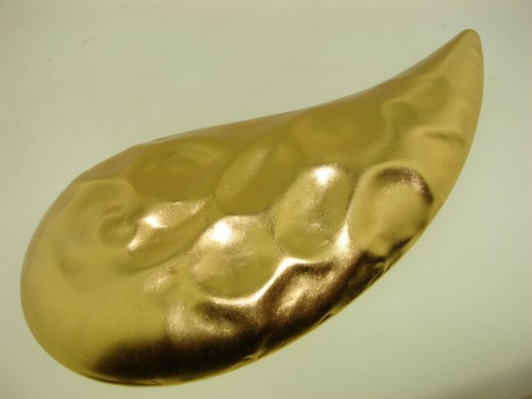 Vintage Linda Dano gold tone teardrop pin