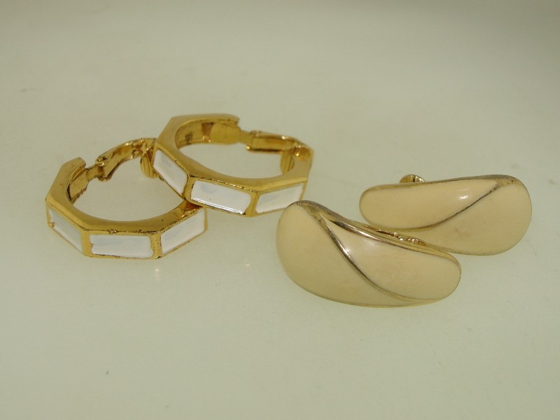 Vintage 1960s Crown Trifari enamel earrings set (2 pairs) - gold and cream