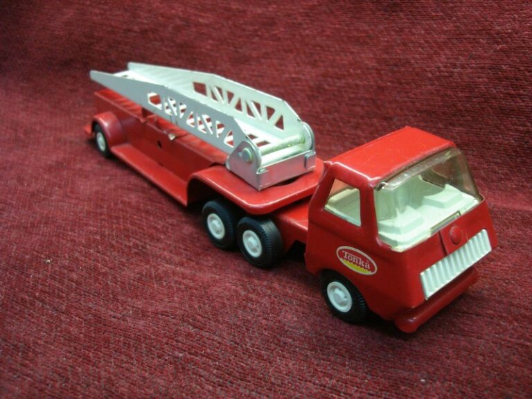 Vintage Tonka fire truck ladder truck, 11 inches, excellent condition, missing side ladders