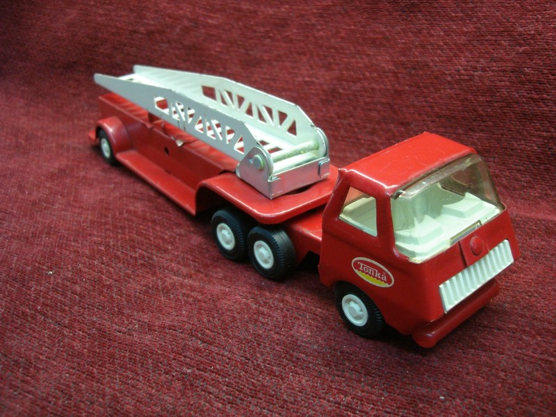 Vintage Tonka fire truck ladder truck, 11 inches, excellent condition, missing side ladders