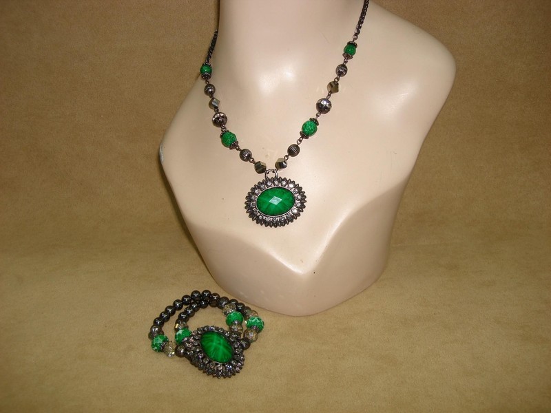 Green glass and rhinestone festive necklace and bracelet set