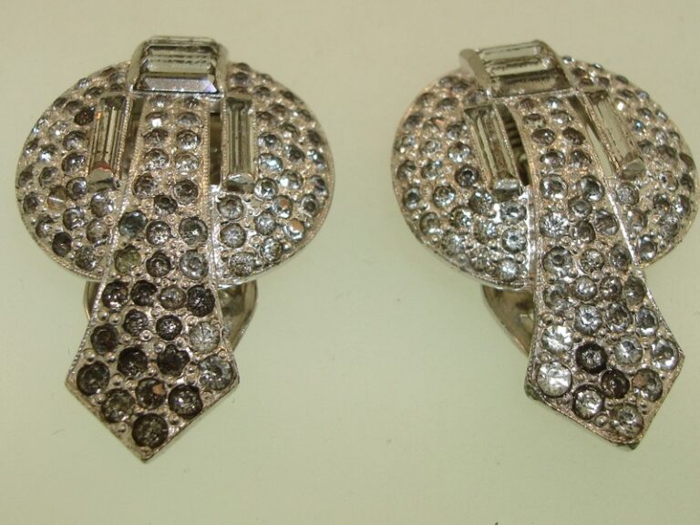 Vintage rhinestone shoe clips signed 'R', emerald cut design