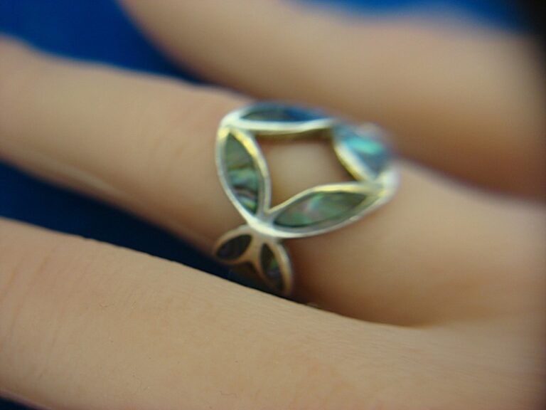 Sterling silver ring with mother of pearl inlay, size 6 1/4