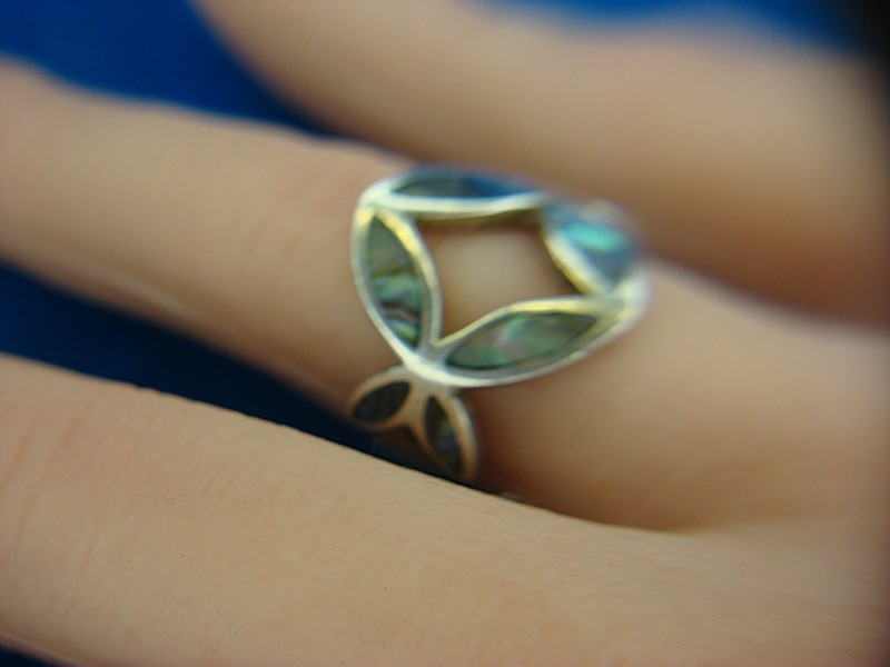 Sterling silver ring with mother of pearl inlay, size 6 1/4