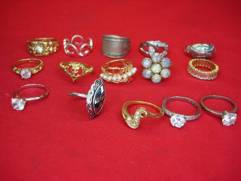 Lot of 15 vintage and modern fashion rings