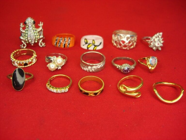 Collection of 15 vintage and modern fashion rings