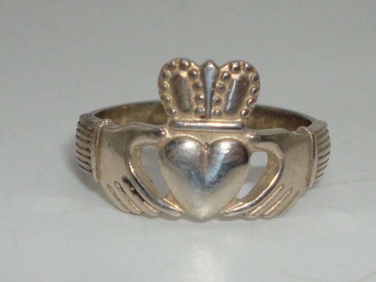 Vintage sterling silver Claddagh ring size 6
