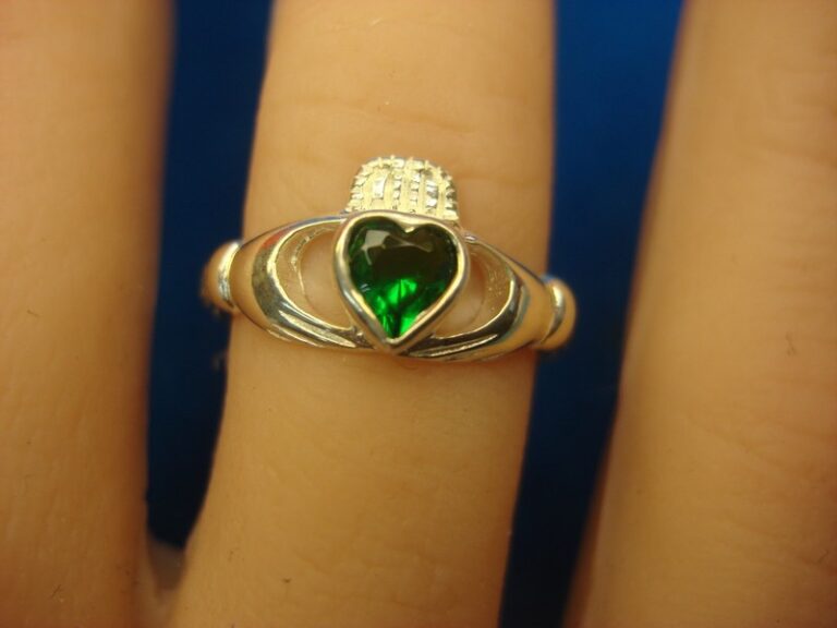 Vintage sterling silver Claddagh ring with green heart stone, size 6