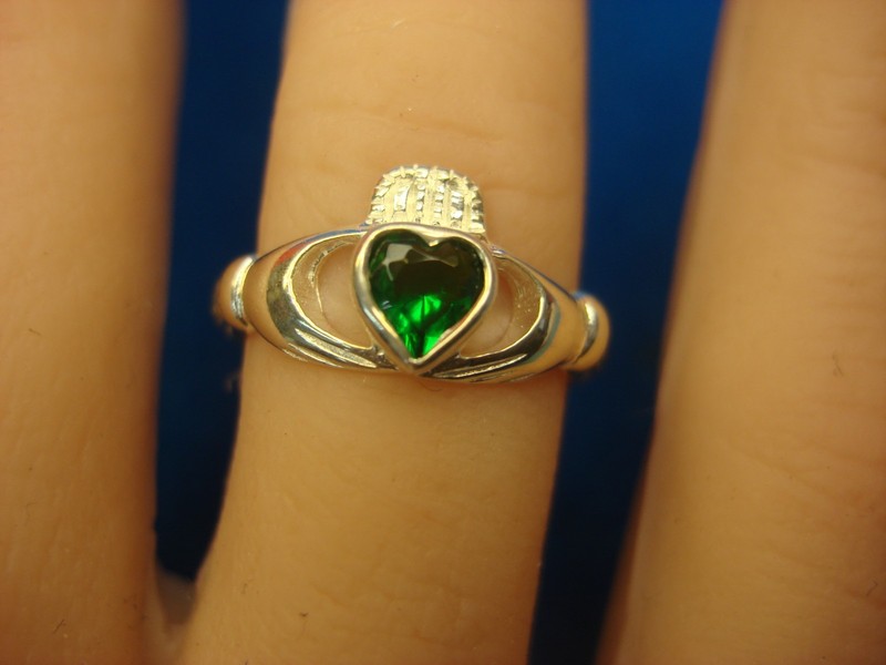 Vintage sterling silver Claddagh ring with green heart stone, size 6