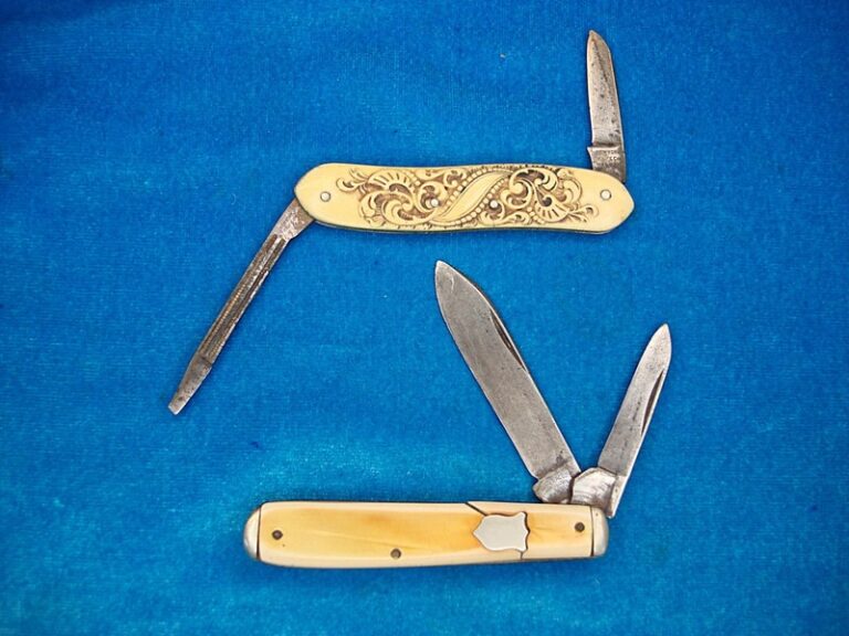 Vintage pair of antique pocket knives made in New York by Syracuse and Walden.