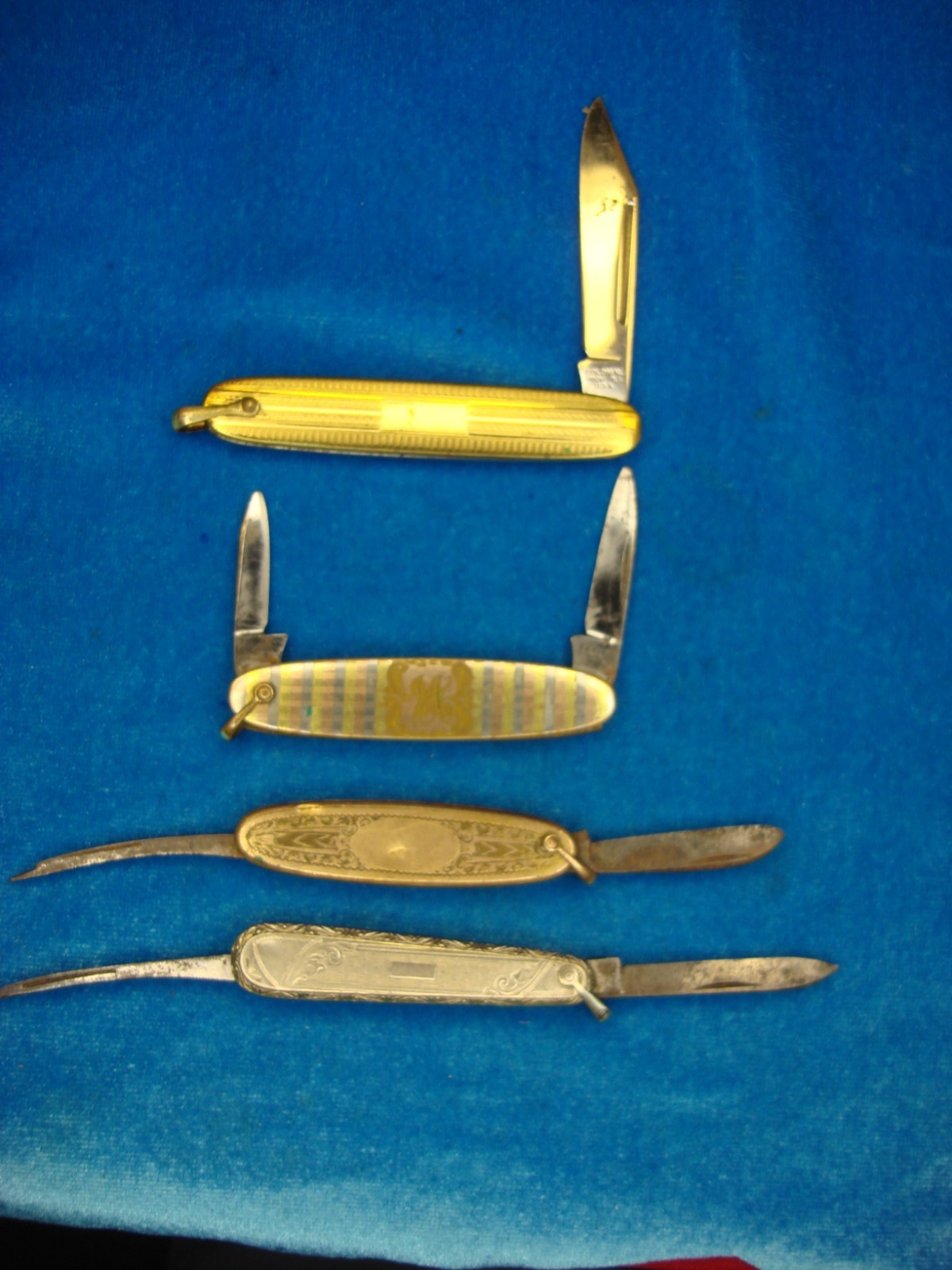 Set of 4 vintage vest pocket knives, including Dunn Bros., Hayward, R.&G. Co., and Colonial brands.