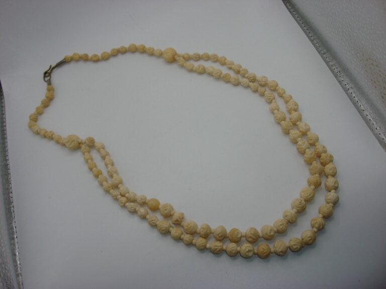 Vintage ivory rose floral bead necklace, 28 inches long