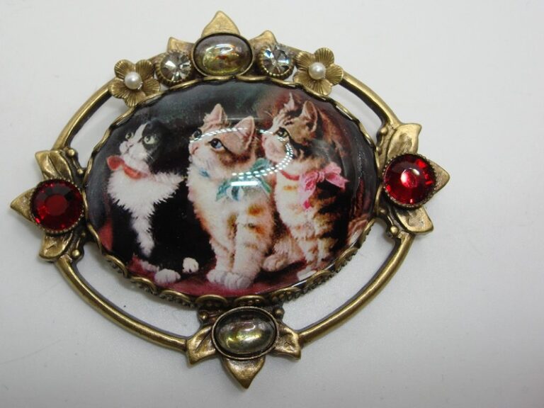Vintage Sweet Romance Christmas cat brooch pin with red rhinestones and faux pearls.