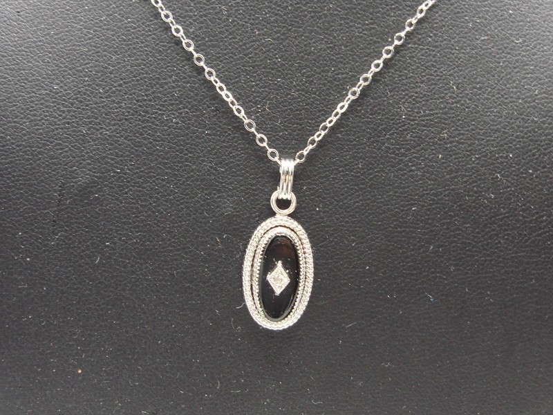 Vintage 10K gold filled onyx and diamond accent pendant necklace