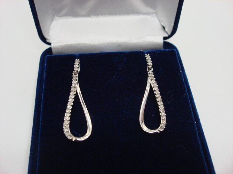 10K White Gold Diamond Dangle Earrings