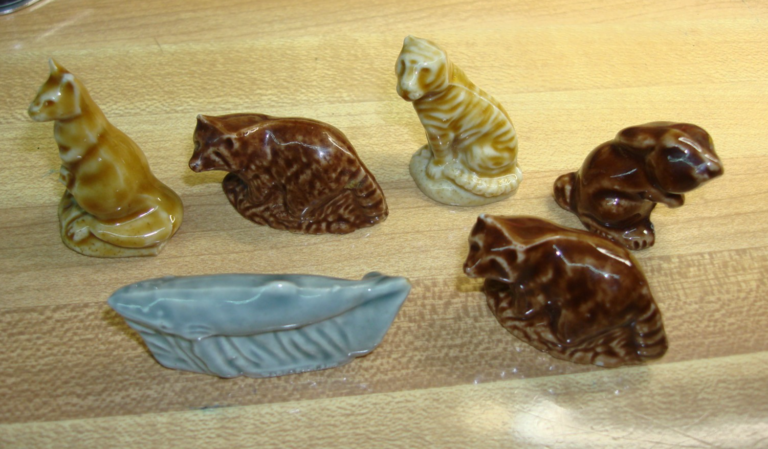 Set of 6 vintage Wade Red Rose tea figurines
