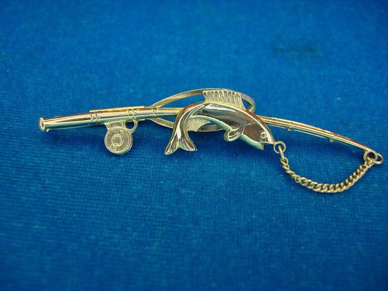Vintage Stratton gold plated tie clip with fly rod and fish design