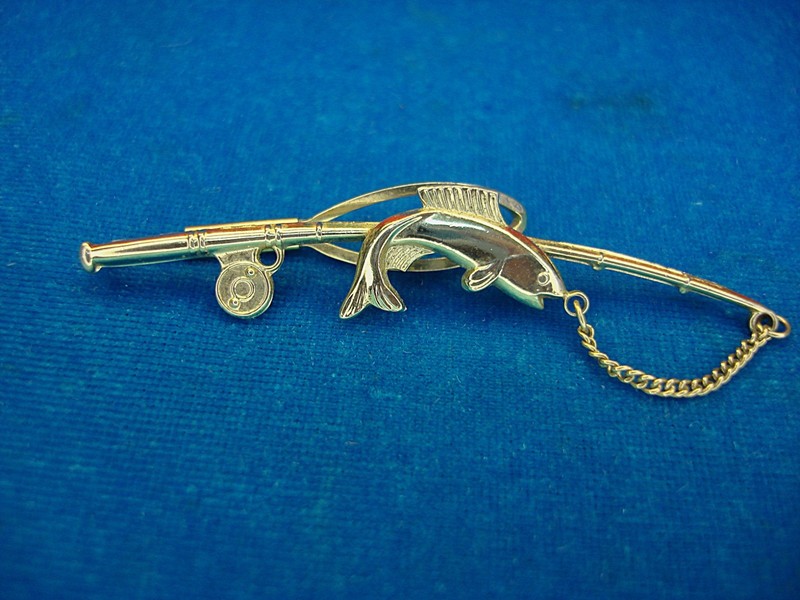 Vintage Stratton gold plated tie clip with fly rod and fish design