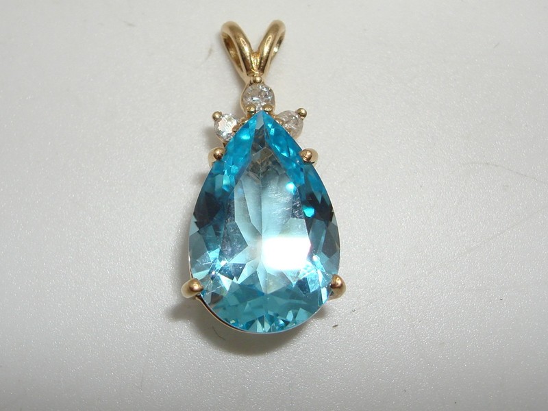 9+ carat blue topaz and diamond pendant in 14K gold