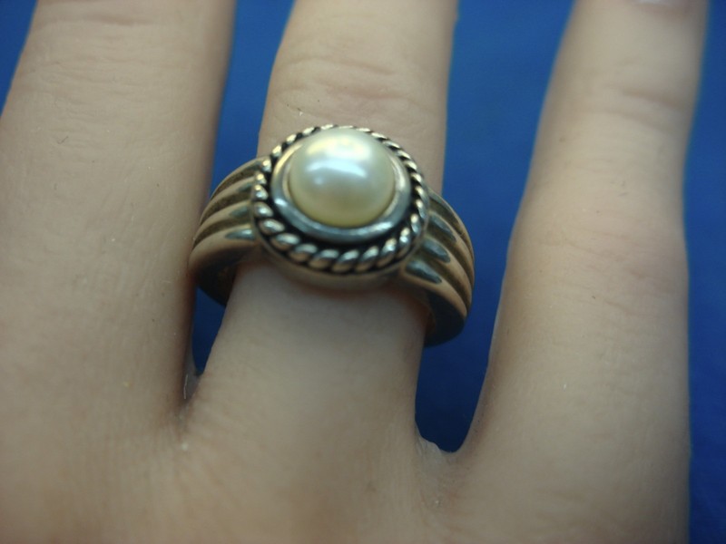 Sterling silver ring with a 7mm cultured pearl, size 7