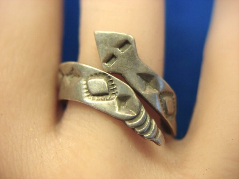 Vintage D'anz Ltd. Sterling Silver Southwest Bypass Snake Ring - Size 8
