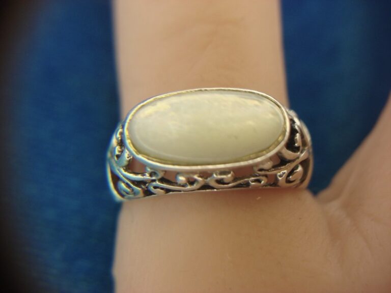 Sterling silver filigree ring with mother of pearl inlay, size 8 3/4