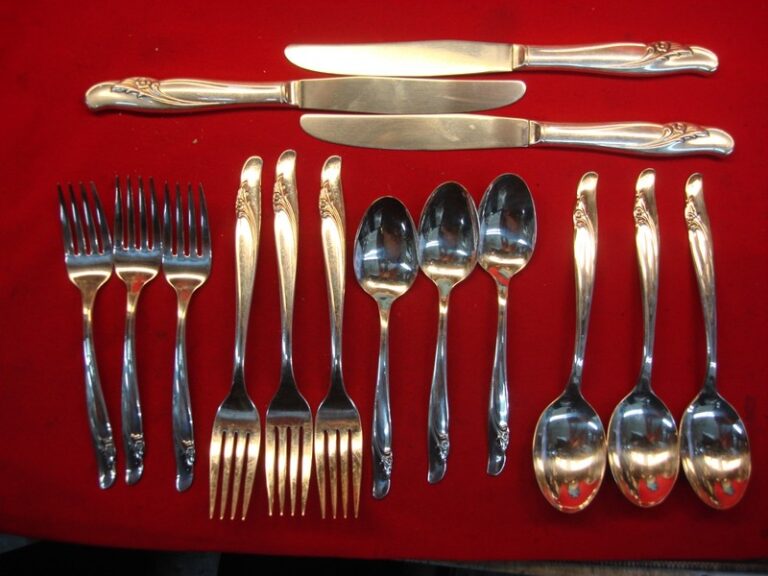 Vintage Rogers & Bro. Exquisite Pattern Silverplate Flatware Set