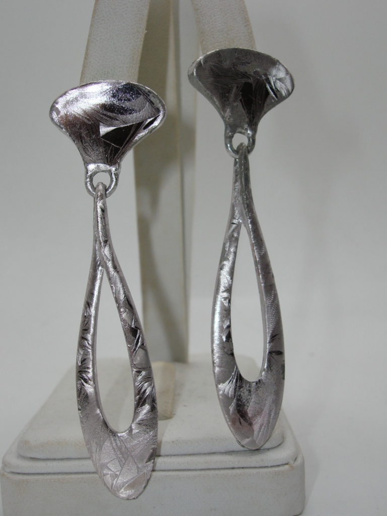 Vintage boho teardrop dangle earrings in brushed silver
