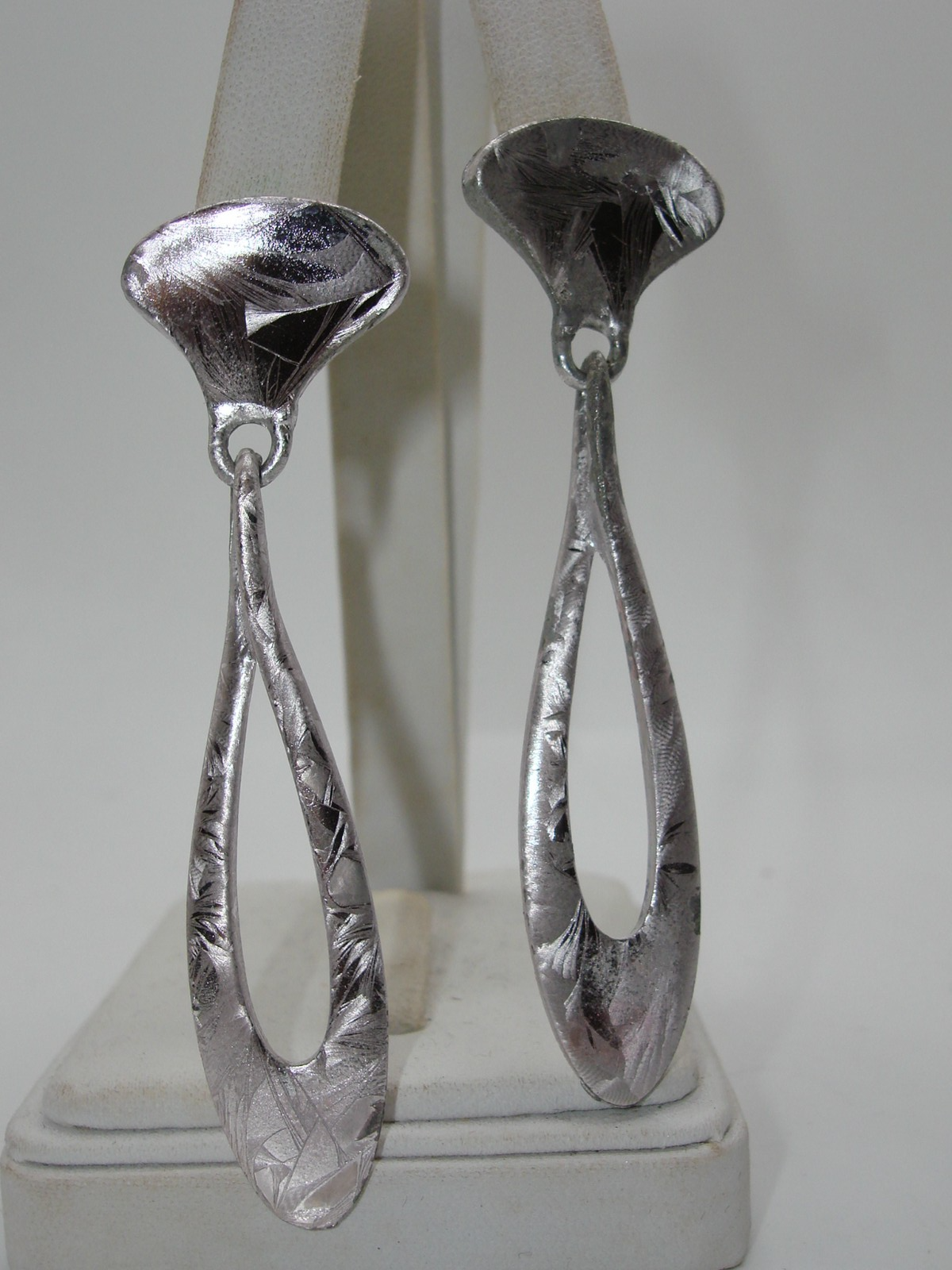 Vintage boho teardrop dangle earrings in brushed silver