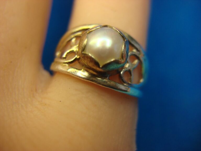 Sterling silver ring with a cream cultured pearl