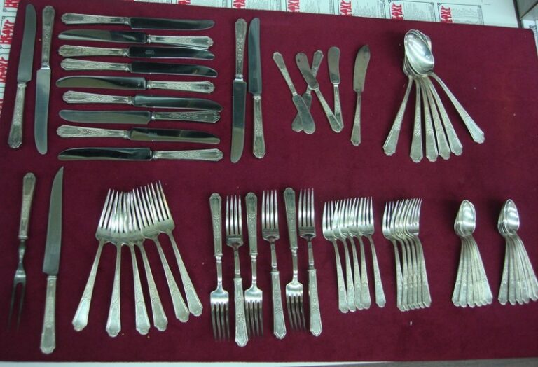 Vintage 1847 Rogers Bros Ancestral Flatware Set (61pc) monogrammed 'V W'