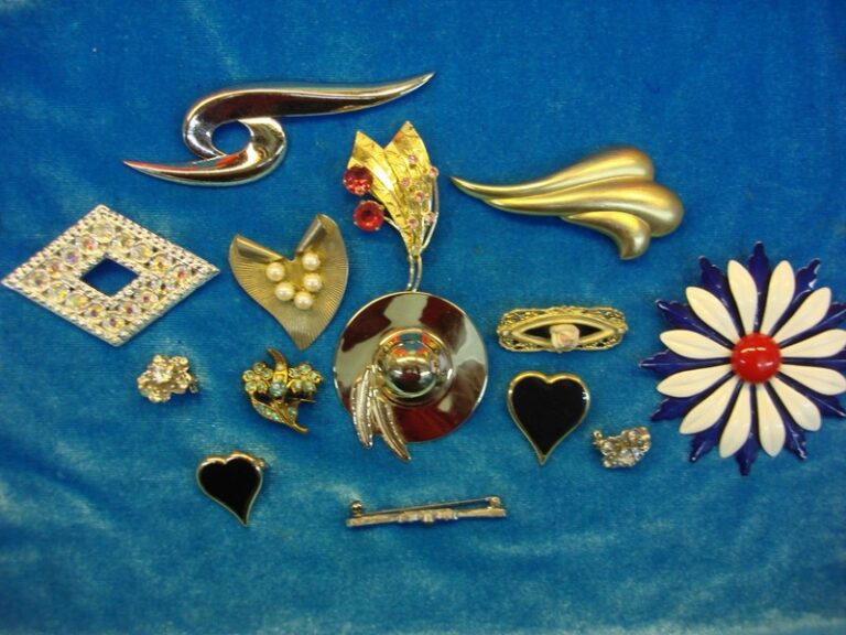 Lot of 14 vintage pins, unique and colorful fashion accessories