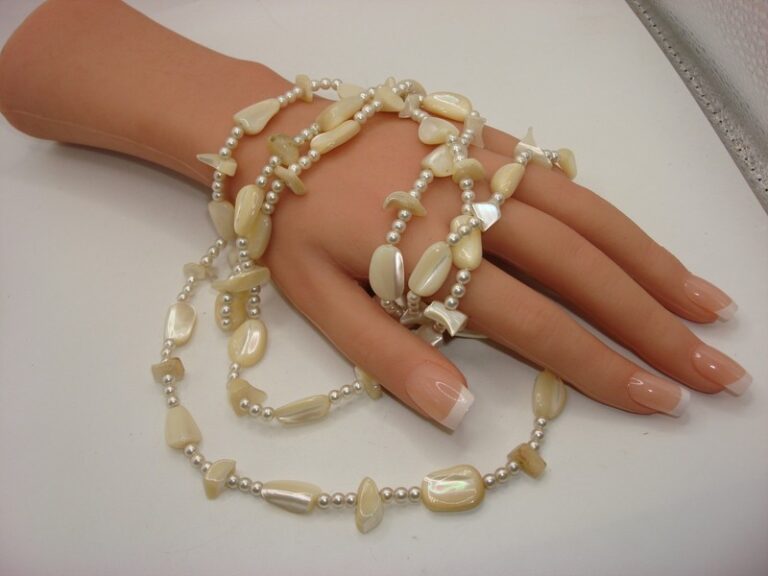 Vintage 1970s iridescent mother of pearl and faux pearl necklace