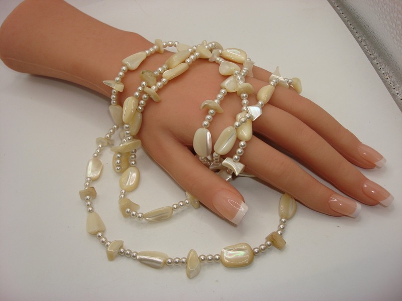 Vintage 1970s iridescent mother of pearl and faux pearl necklace